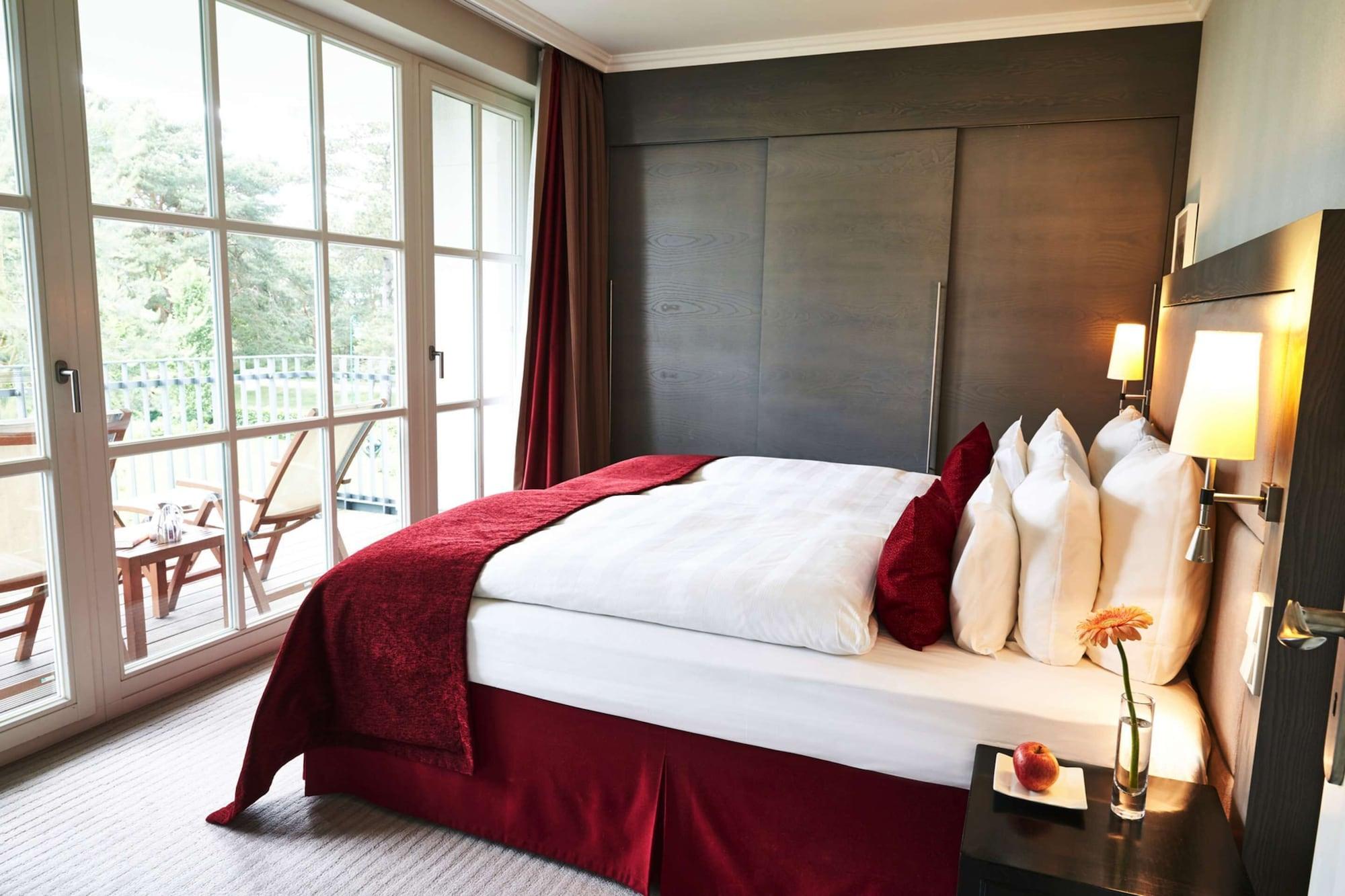 Steigenberger Grandhotel & Spa Heringsdorf Екстер'єр фото A bed with a bed skirt