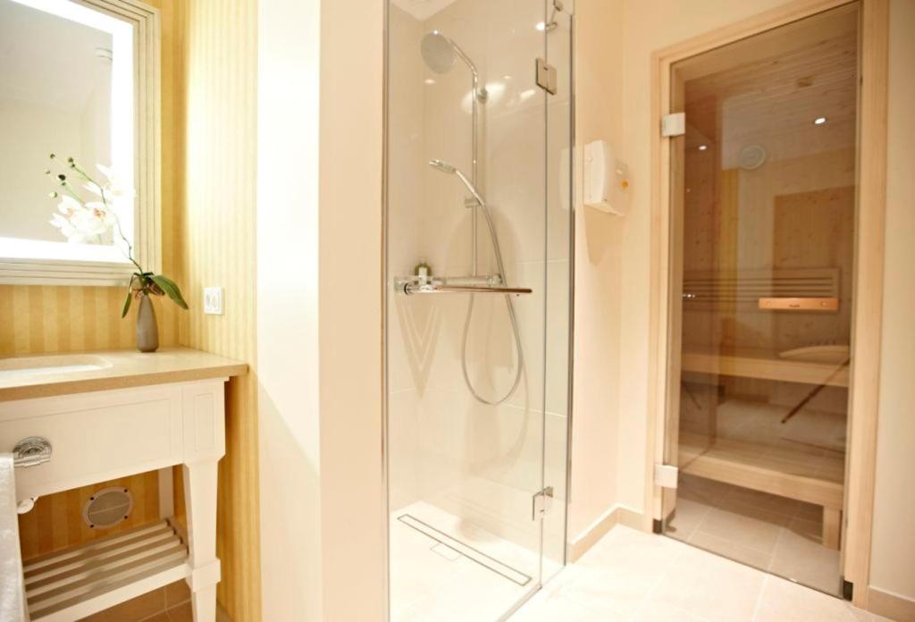 Steigenberger Grandhotel & Spa Heringsdorf Екстер'єр фото A shower enclosure