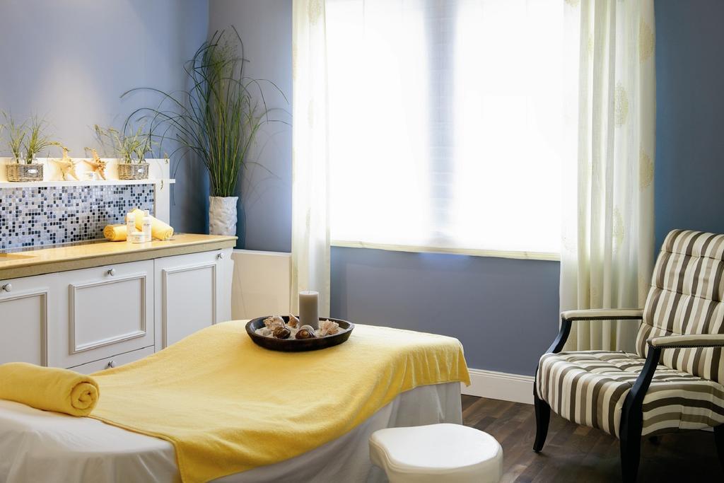 Steigenberger Grandhotel & Spa Heringsdorf Екстер'єр фото A room with a blue wall